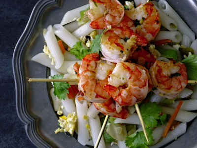 SMAŽENÉ RÝŽOVÉ TĚSTOVINY S GRILOVANÝMI KREVETAMI SMAŽENÉ RÝŽOVÉ TĚSTOVINY S GRILOVANÝMI KREVETAMI