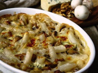 ZAPEČENÉ PENNE S NIVOU, ŽAMPIONY A OŘECHY ZAPEČENÉ PENNE S NIVOU, ŽAMPIONY A OŘECHY