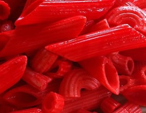 barevne ryzove testoviny cervene