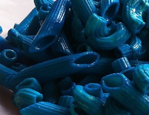 barevne ryzove testoviny modre