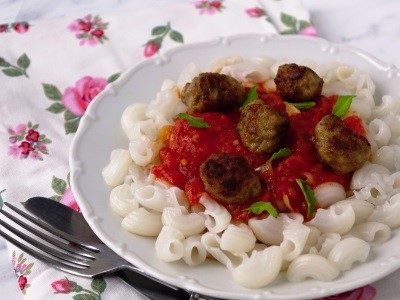 RISOLINO S MASOVÝMI KULIČKAMI A RAJČATOVOU OMÁČKOU RISOLINO S MASOVÝMI KULIČKAMI A RAJČATOVOU OMÁČKOU