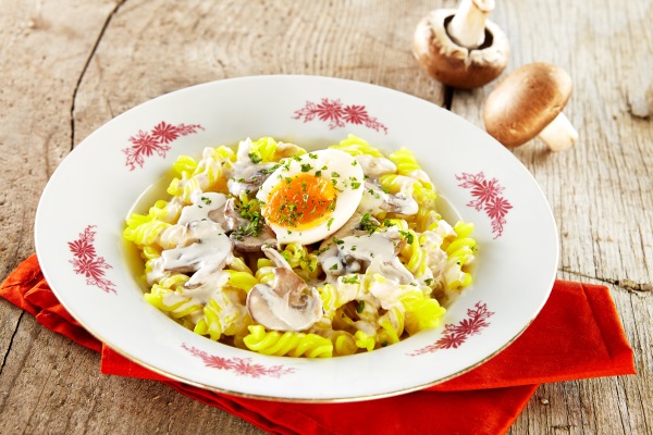 RÝŽOVÁ VŘETENA S KURKUMOU A ŽAMPIONOVOU OMÁČKOU recept