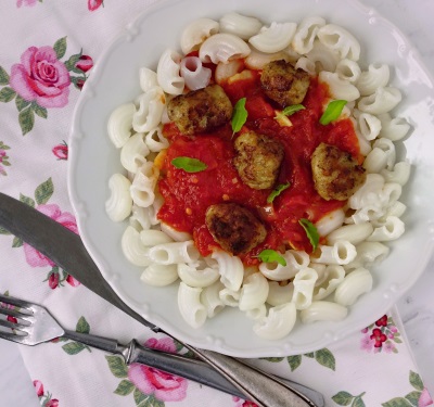 RÝŽOVÉ TĚSTOVINY S MASOVÝMI KULIČKAMI A RAJČATOVOU OMÁČKOU