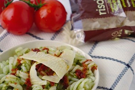 Těstoviny Risolino s pesty se sušených rajčat a bazalky Těstoviny Risolino s pesty se sušených rajčat a bazalky